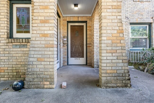 Photo - 5924 La Vista Dr