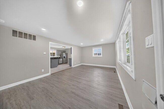 Photo - 415 Shabbona Dr