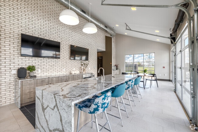 Aqua Lounge - Promenade Flats