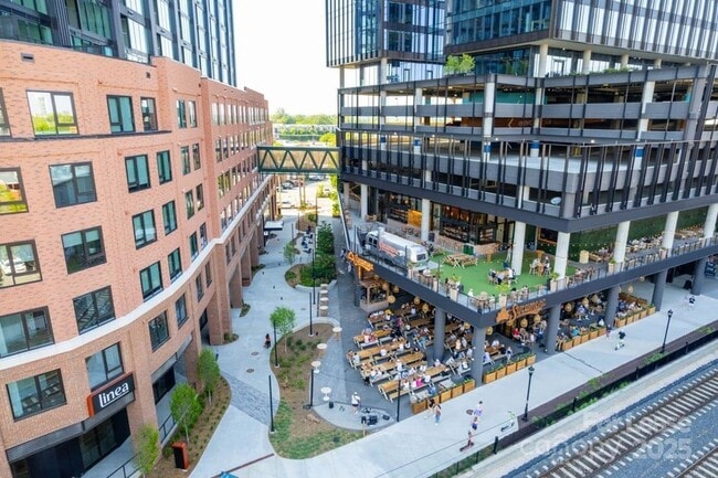 Building Photo - 2161 Hawkins St Unit 3H-P