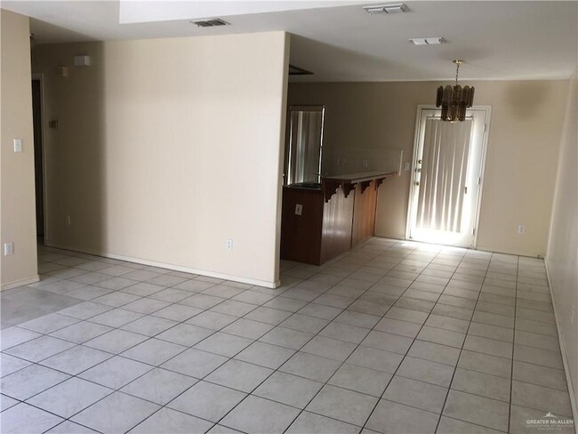 Photo - 2002 Angus St Unit B