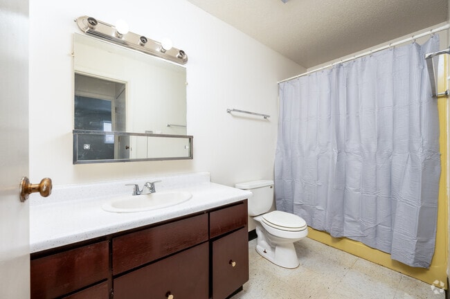 1BR, 1BA - 517SF - Bathroom - Stonecrest Apartments