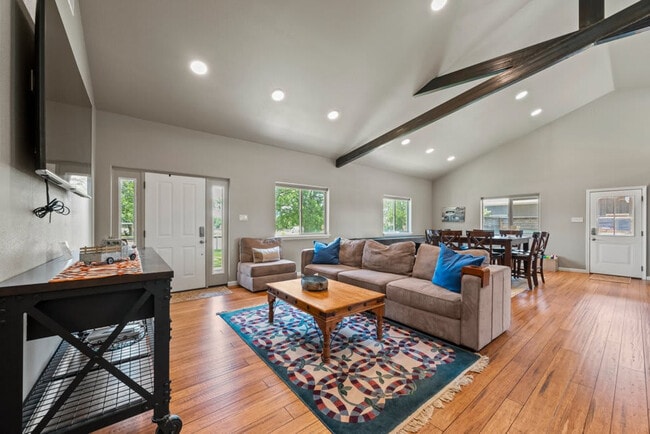 Building Photo - 1740 W Live Oak St Unit ID1253746P