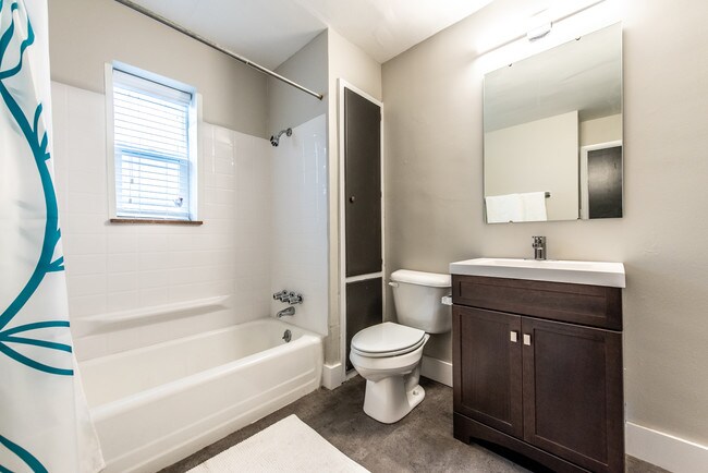 Bathroom - 620 E. Town Street Apartments