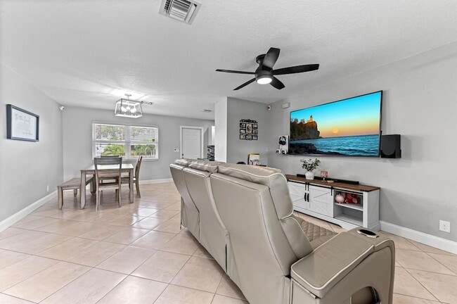 Photo - 3581 Kitely Ave