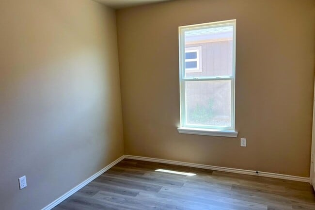 Photo - 3414 E 3rd St