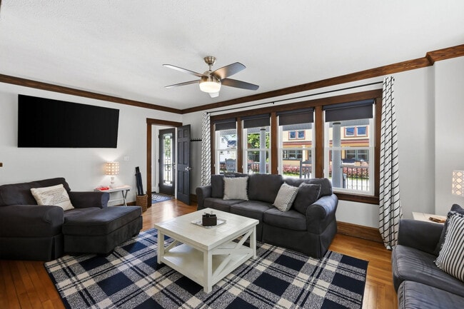 Building Photo - 5013 New St Unit SI FL2-ID1593914P