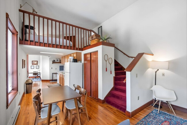 Building Photo - 402 W Dayton St Unit ID1404530P