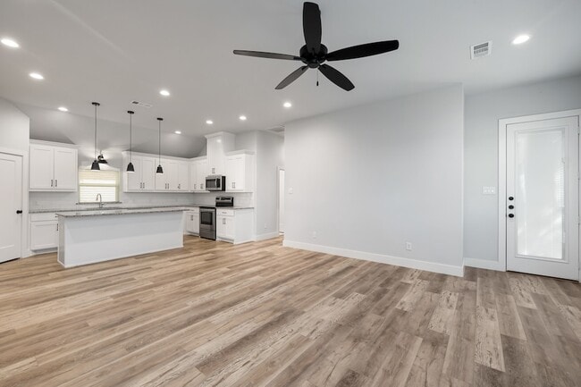 Photo - 400 Leuty St