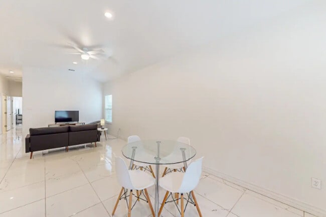 Photo - 702 5th St Unit ID1268425P