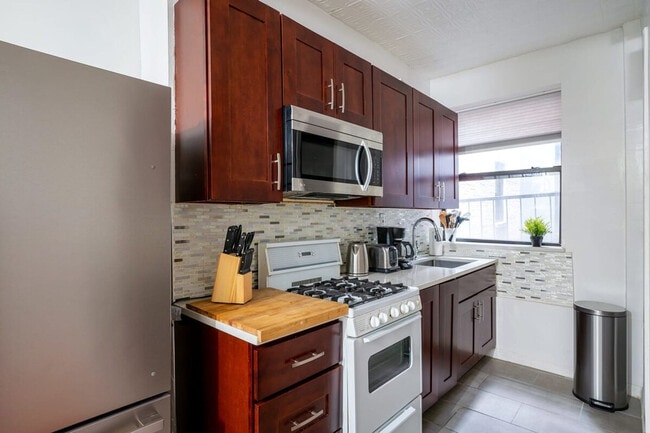 Photo - 454 W 47th St Unit ID1022013P