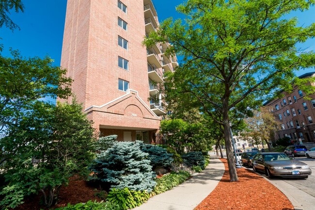 Building Photo - Kenwood Gables