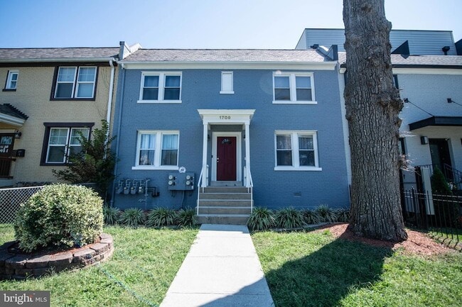 Building Photo - 1709 Trinidad Ave NE Unit 3