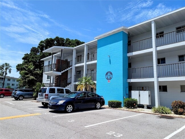 Building Photo - 2321 Sunset Dr Unit H25