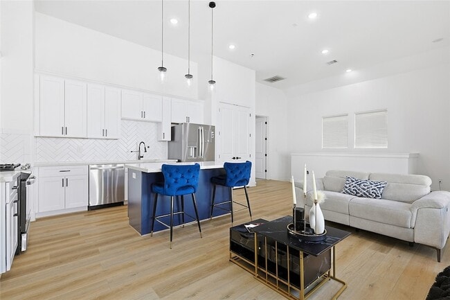 Photo - 107 W Whitney St