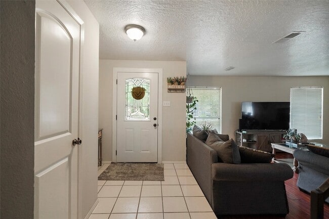 Photo - 33 Coralberry Rd