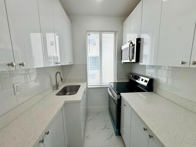 Building Photo - 856 SW 6th St Unit 102