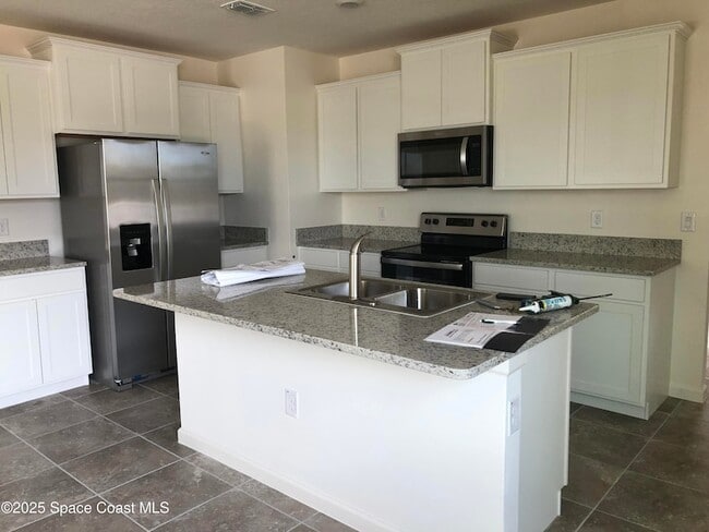 Photo - 857 Old Country Rd S E