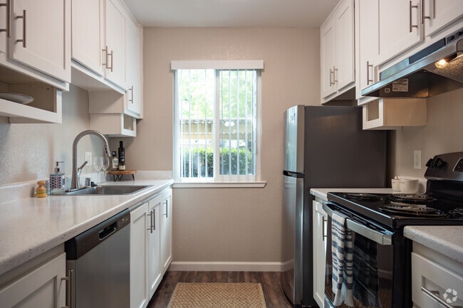 2BR, 1BA - 820SF - Kitchen - Oak & Ivy