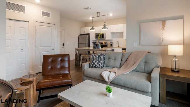 Building Photo - 5885 Lakehurst Dr Unit 1345