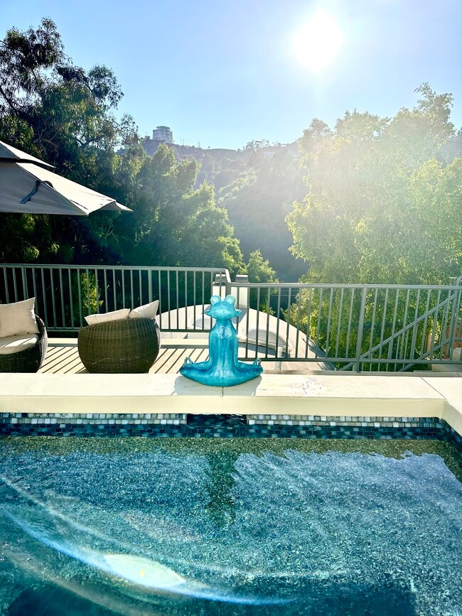 Top Floor Pool and Spa with Sun Loungers and Umbrella - Luxury Hollywood Hills Retreat!
