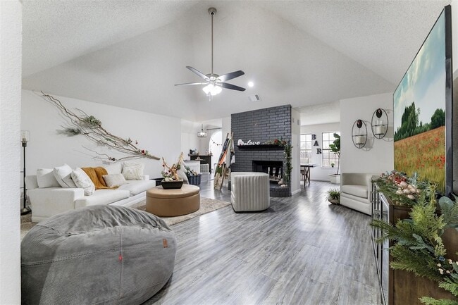 Photo - 916 Clover Hill Ln