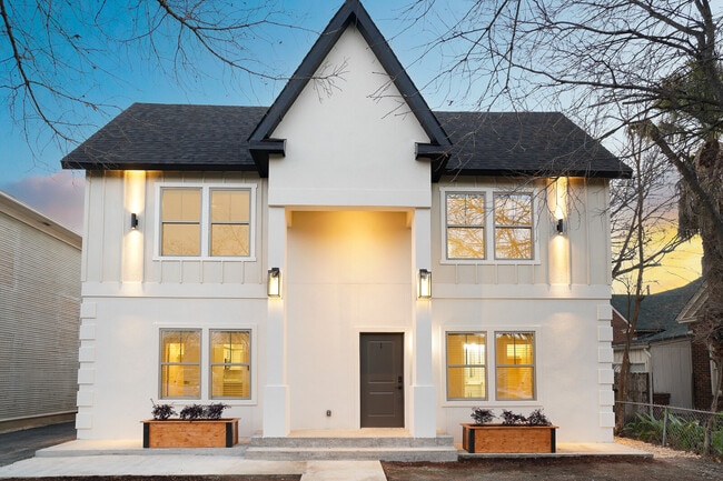 Building Photo - Mistletoe Manor