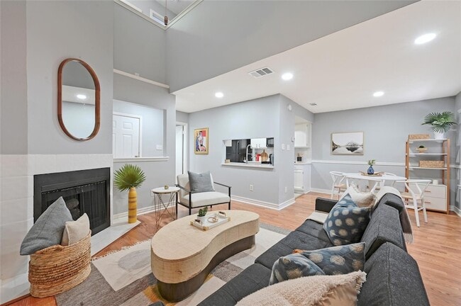 Photo - 512 Eberhart Ln Unit 303