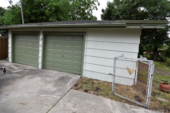 Photo - 1706 Oaks Dr