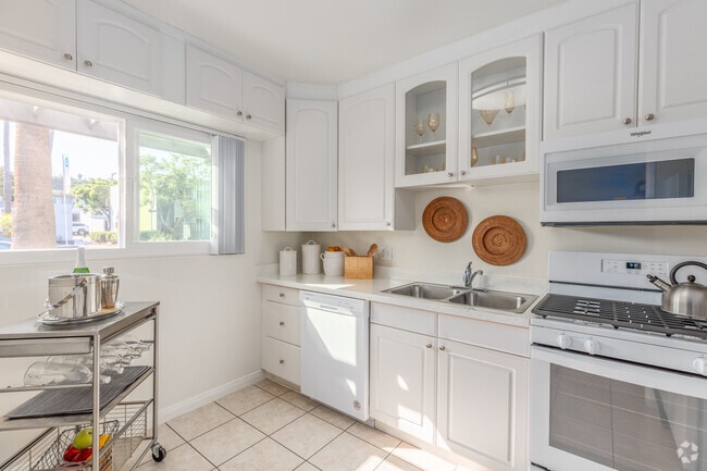 Interior Photo - Loma Palisades