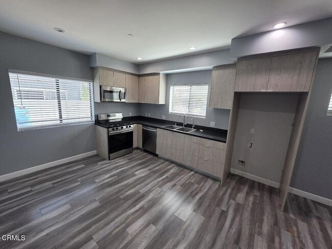 Building Photo - 6824 Ben Ave Unit 1