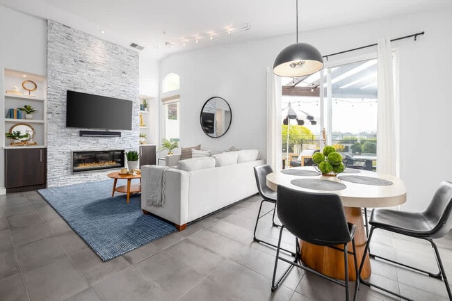 Building Photo - 818 Sunset Dr Unit ID1292580P