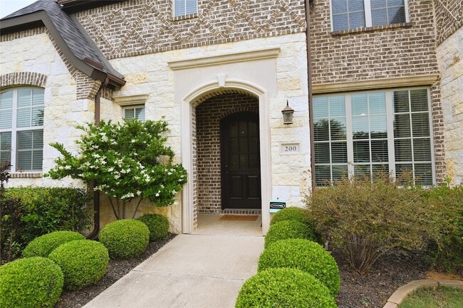 Photo - 200 Montrose Ln