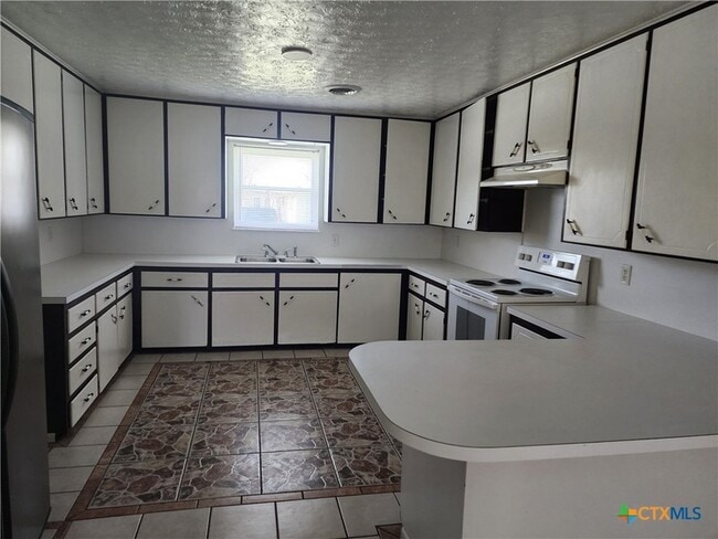 Photo - 1700 Estelle Ave