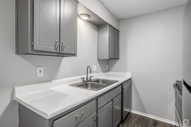 1BR, 1BA - 845SF - Kitchen - Huntington Place Apartments