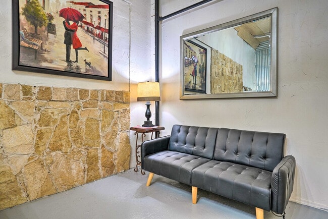 Building Photo - 3704 San Bernardo Ave Unit ID1385605P