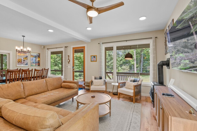 Building Photo - 114 Greenwood Acres Dr Unit SI ID1023057P