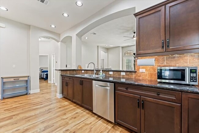 Photo - 976 Northampton Dr