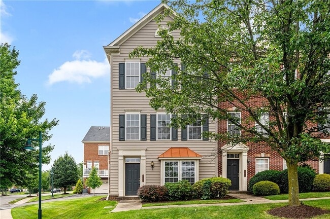 Building Photo - 208 Village Pl