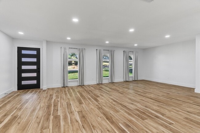 Photo - 219 Lakeview Dr