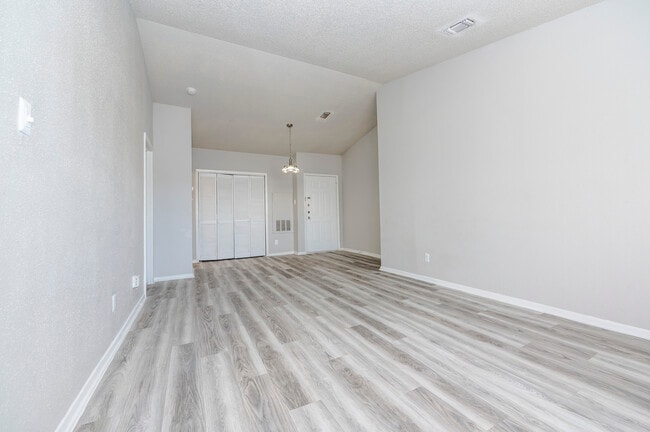 Open Living Room - Peppermill