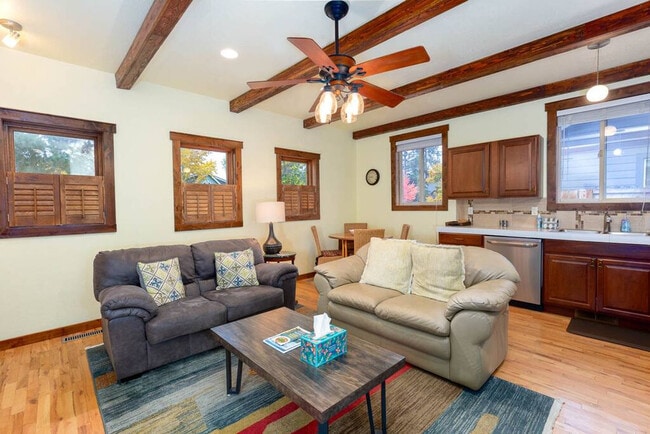 Building Photo - 1018 NW Ogden Ave Unit ID1330990P