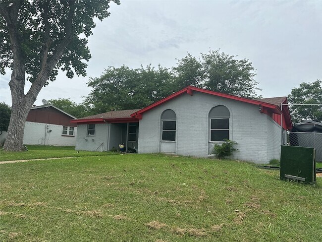 Building Photo - 313 Victoria Dr