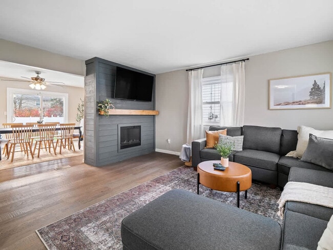 Building Photo - 4861 Pineview Dr Unit SI ID1496121P