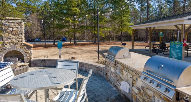 Grilling Patio & Picnic Area - Waterford Apartments