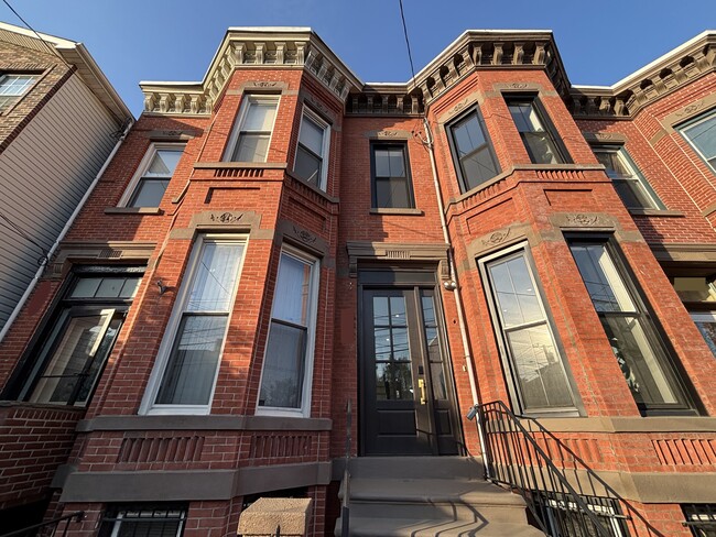 4Br/3.5Ba Townhome - 592 Bramhall Avenue