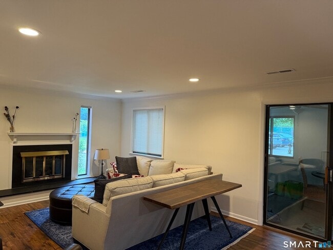 Photo - 139 Hollister Way N