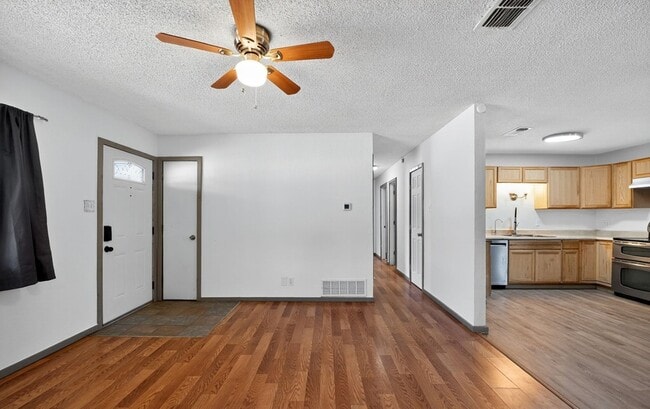 Photo - 604 Fegan St