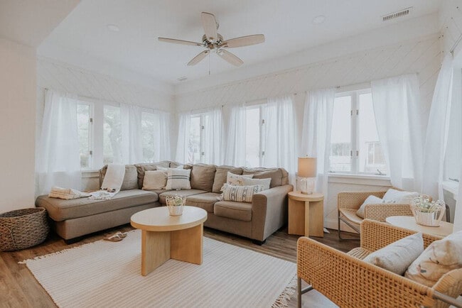 Building Photo - 3 S Surrey Ave Unit ID1309004P