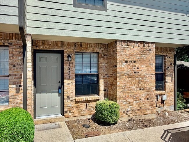 Building Photo - 1223 Dallas Dr